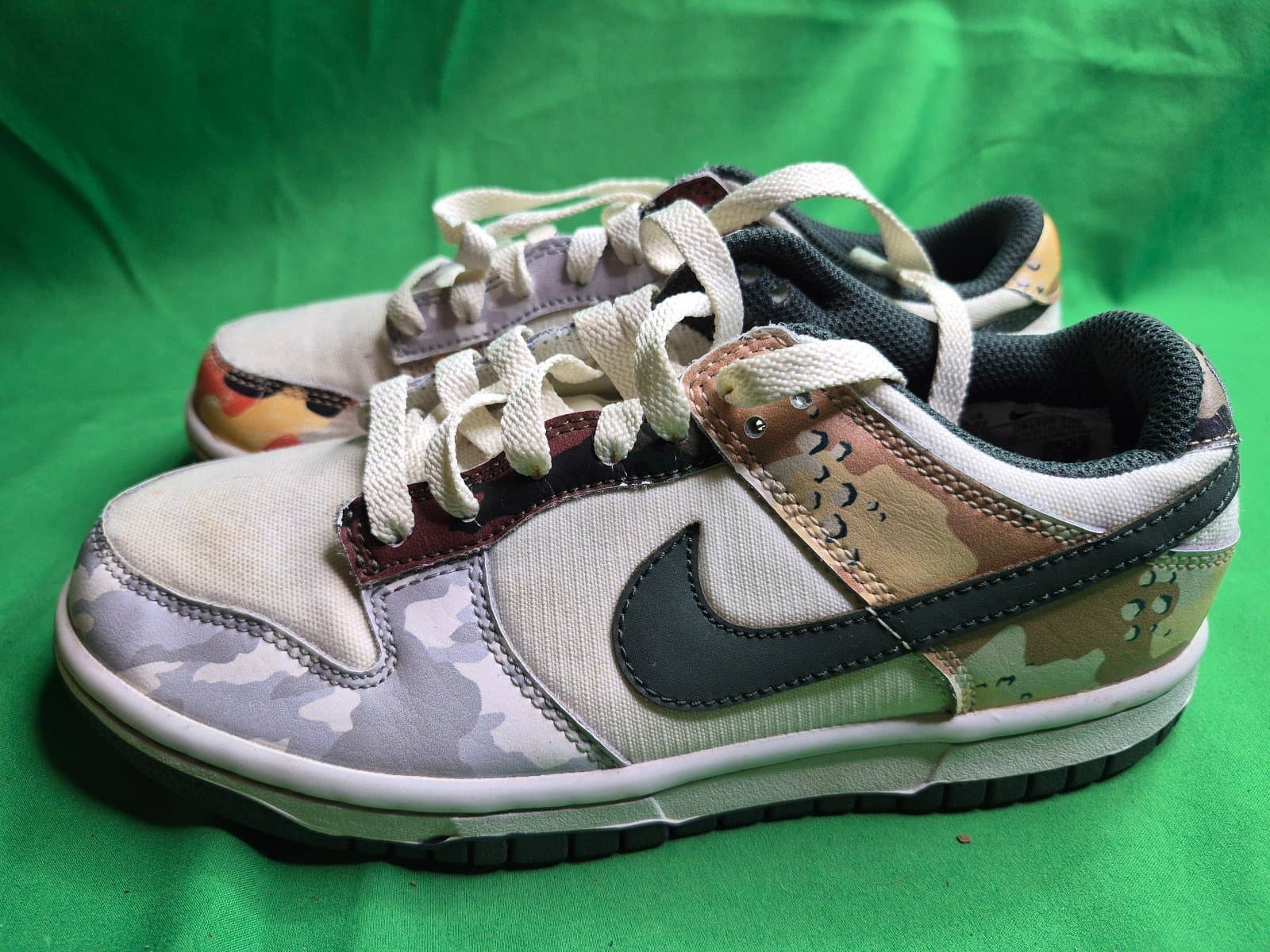 Nike Dunk Low SE 'Sail Multi Camo' sneaker. - Thumbnail 3