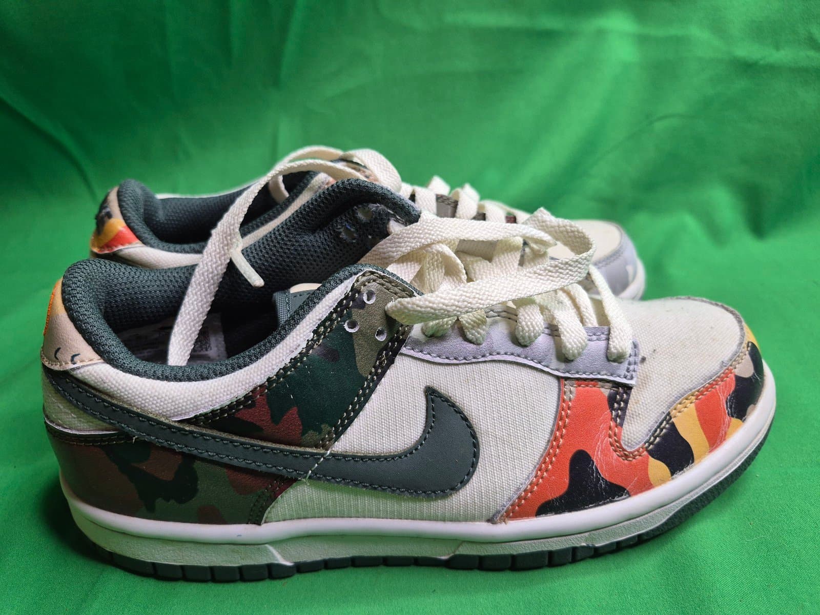 Nike Dunk Low SE 'Sail Multi Camo' sneaker. - Thumbnail 2
