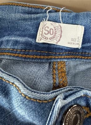 SO Woman’s Medium Wash Distressed Ripped Size 5 Rolled Cuffs Relaxed Fit Y2K - Thumbnail 5