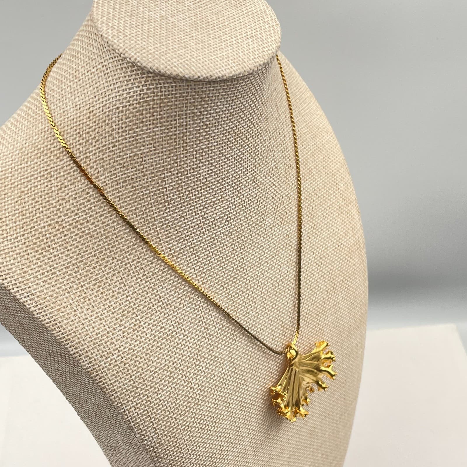 Vintage Gold Ginkgo Leaf Pendant Necklace Textured Statement Botanical Jewelry - Thumbnail 5