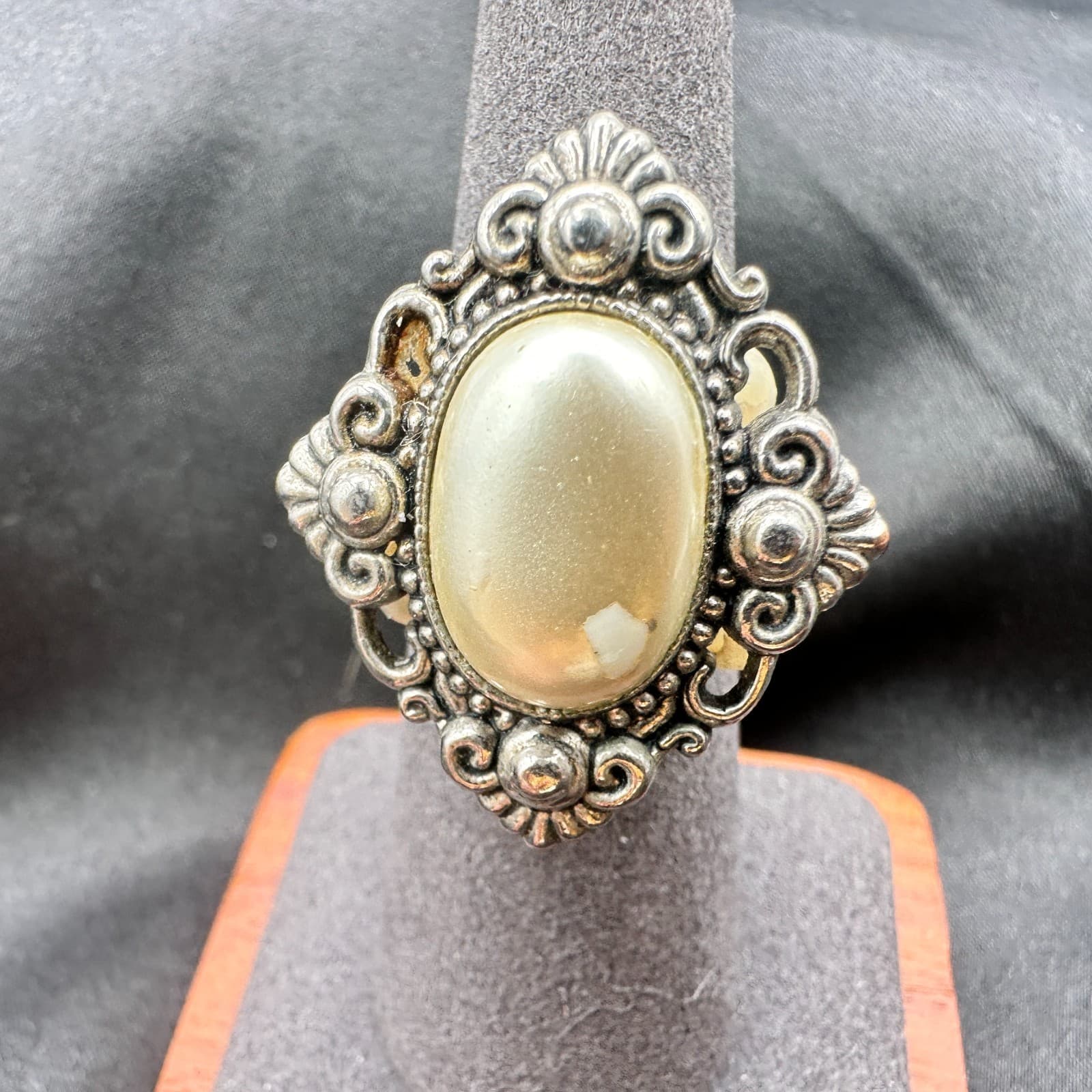 Vintage Y2K Silver Tone Filigree Faux Pearl Oval Ring Statement Women's Jewelry - Thumbnail 7