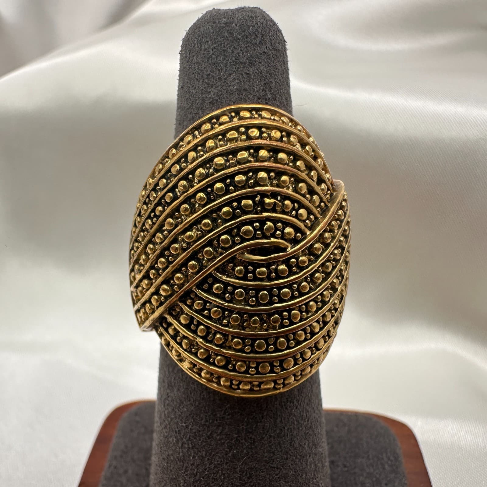 Vintage Y2K Textured Gold Tone Statement Ring Women's Classic Fashion Jewelry - Thumbnail 2