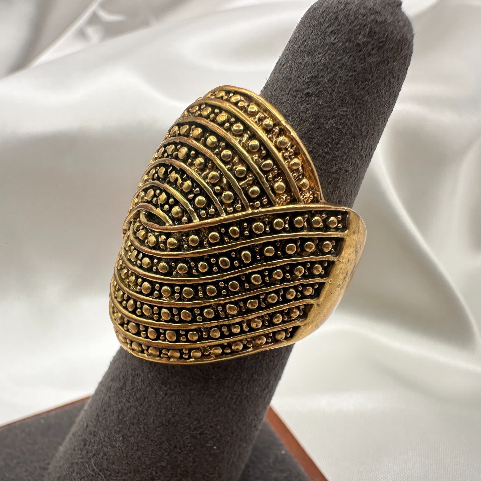 Vintage Y2K Textured Gold Tone Statement Ring Women's Classic Fashion Jewelry - Thumbnail 3