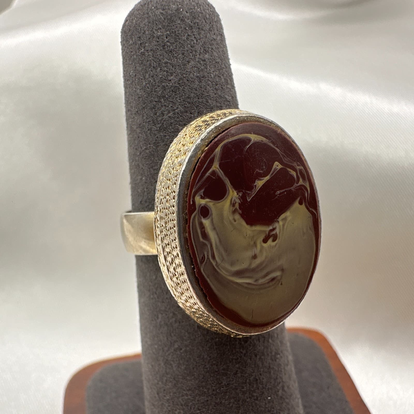 Vintage Y2K Gold Tone Oval Ring Statement Women's Classic Fashion Jewelry - Image 1