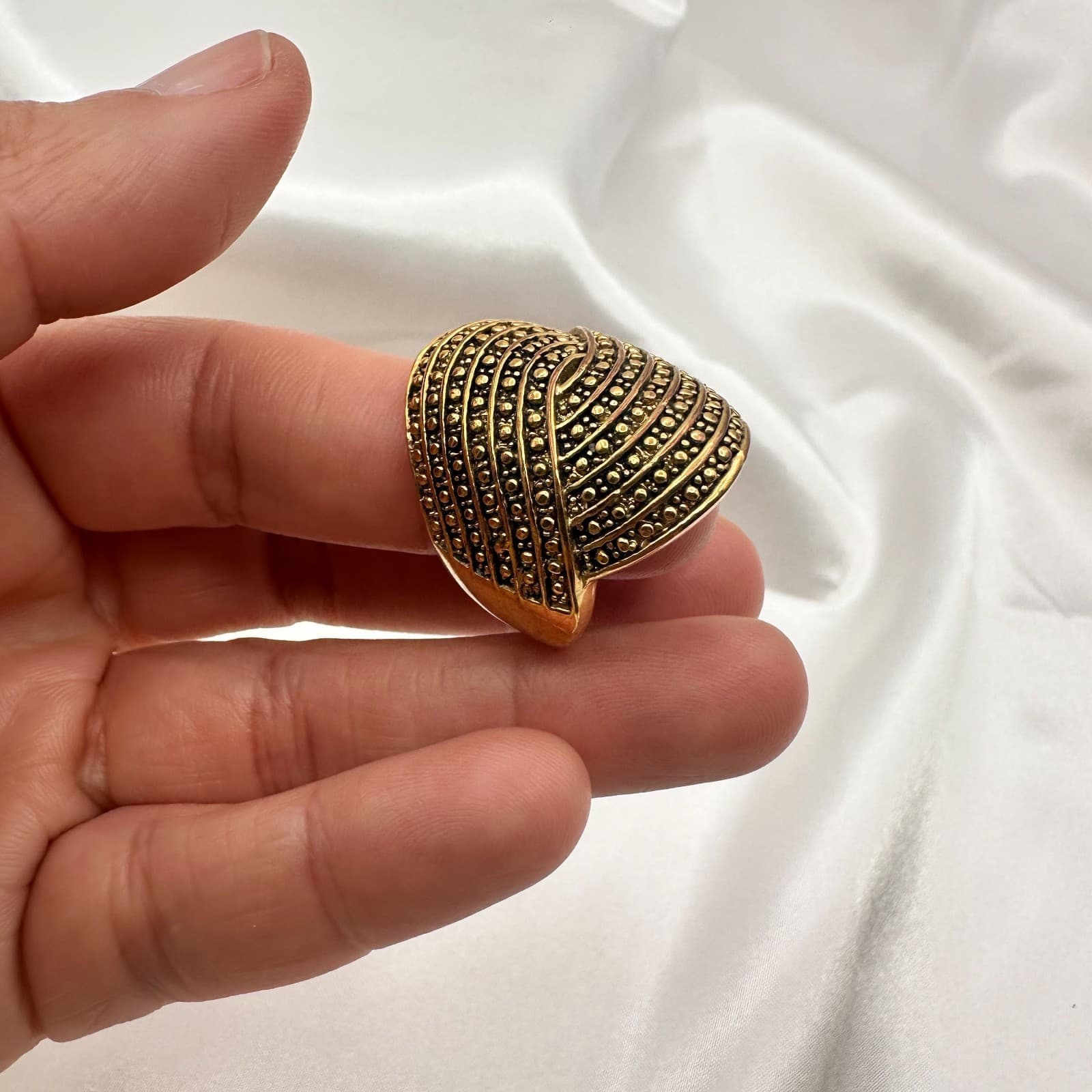 Vintage Y2K Textured Gold Tone Statement Ring Women's Classic Fashion Jewelry - Thumbnail 8