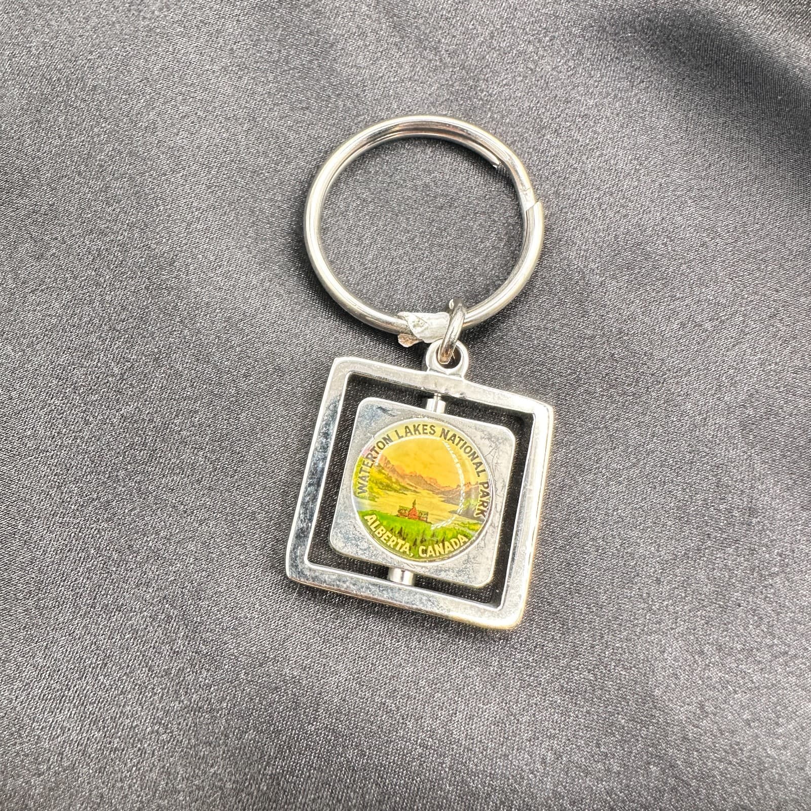 Vintage Y2K Waterton Lakes National Park Spinner Canada Flag Keychain - Thumbnail 5