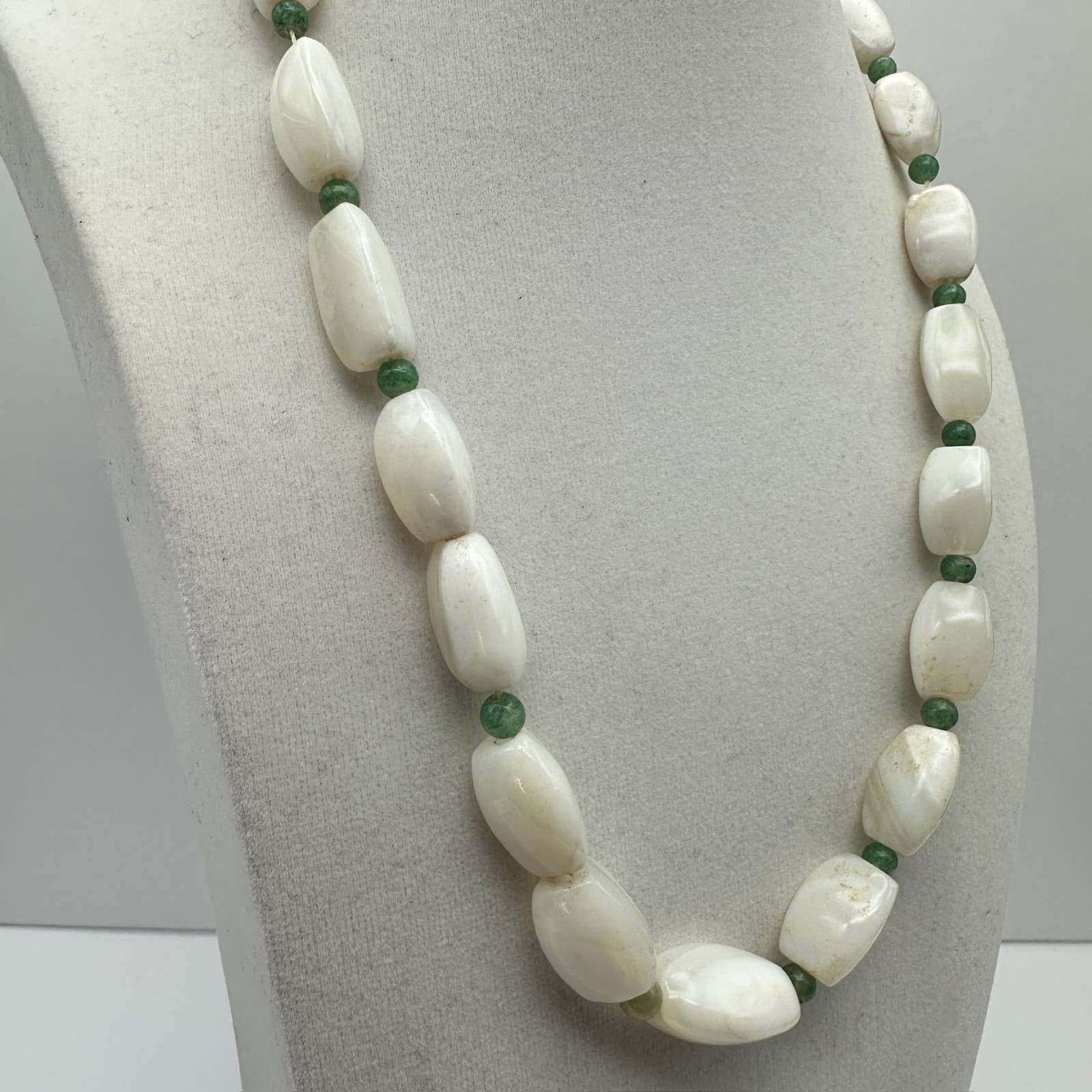 Vintage White Shell Jade Bead Necklace Chunky Barrel Toggle Clasp Jewellery - Thumbnail 2