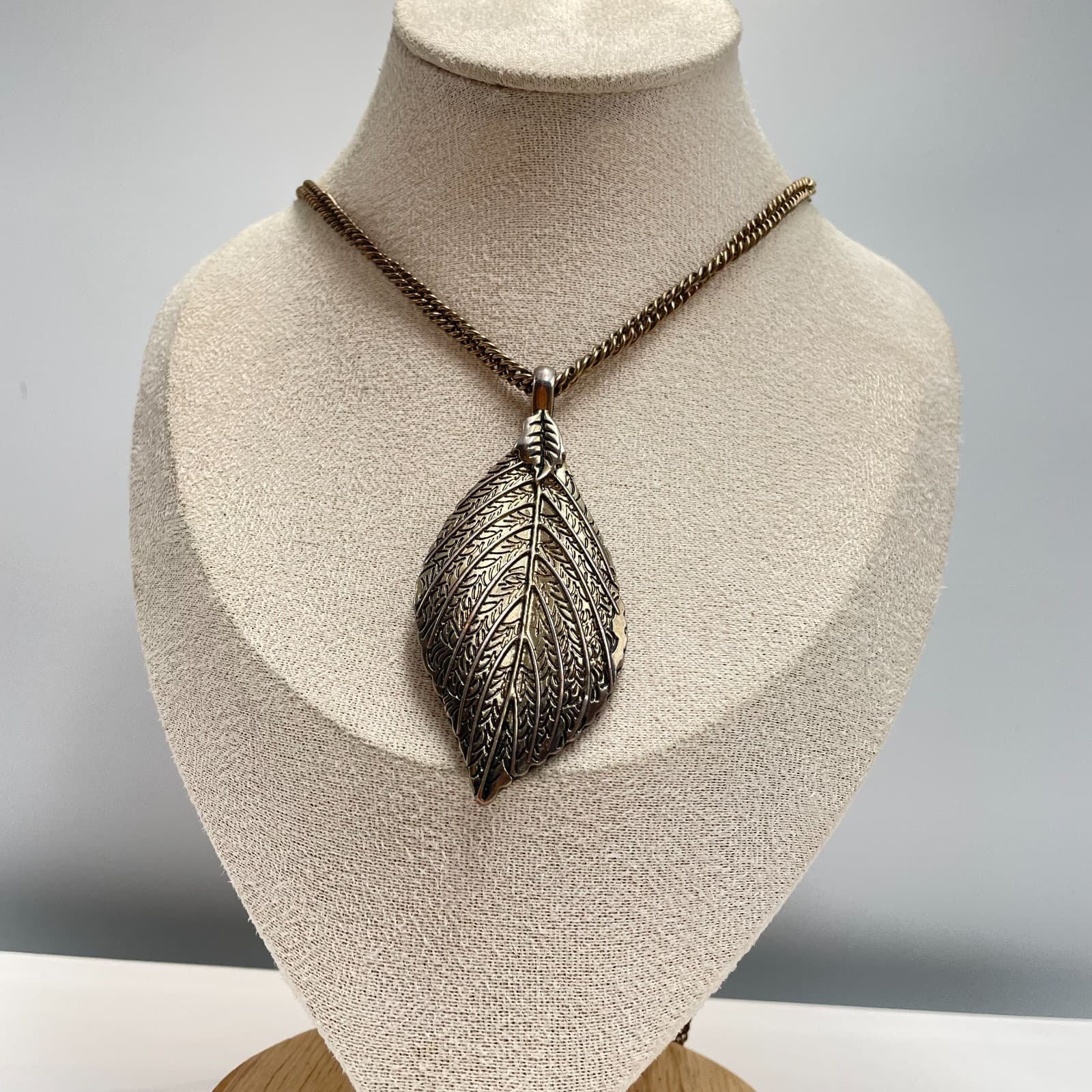 Vintage 90s Bronze Tone Etched Leaf Pendant Necklace Curb Chain Boho Jewelry - Thumbnail 3