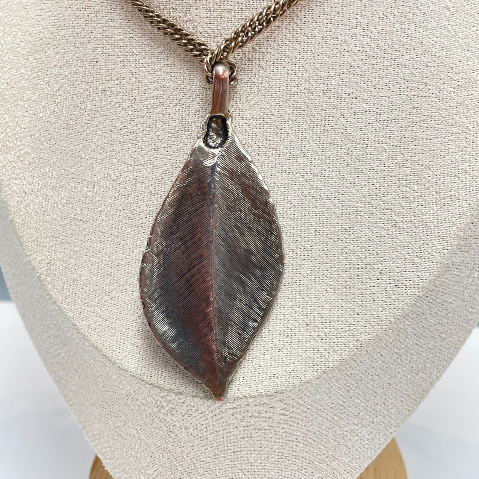 Vintage 90s Bronze Tone Etched Leaf Pendant Necklace Curb Chain Boho Jewelry - Thumbnail 5