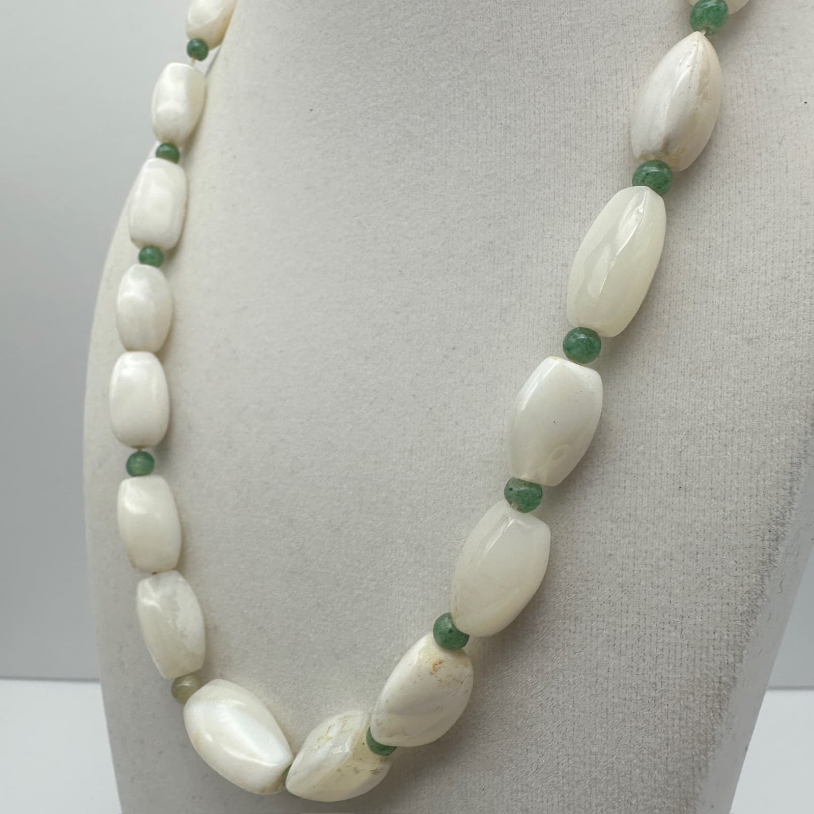 Vintage White Shell Jade Bead Necklace Chunky Barrel Toggle Clasp Jewellery - Thumbnail 3