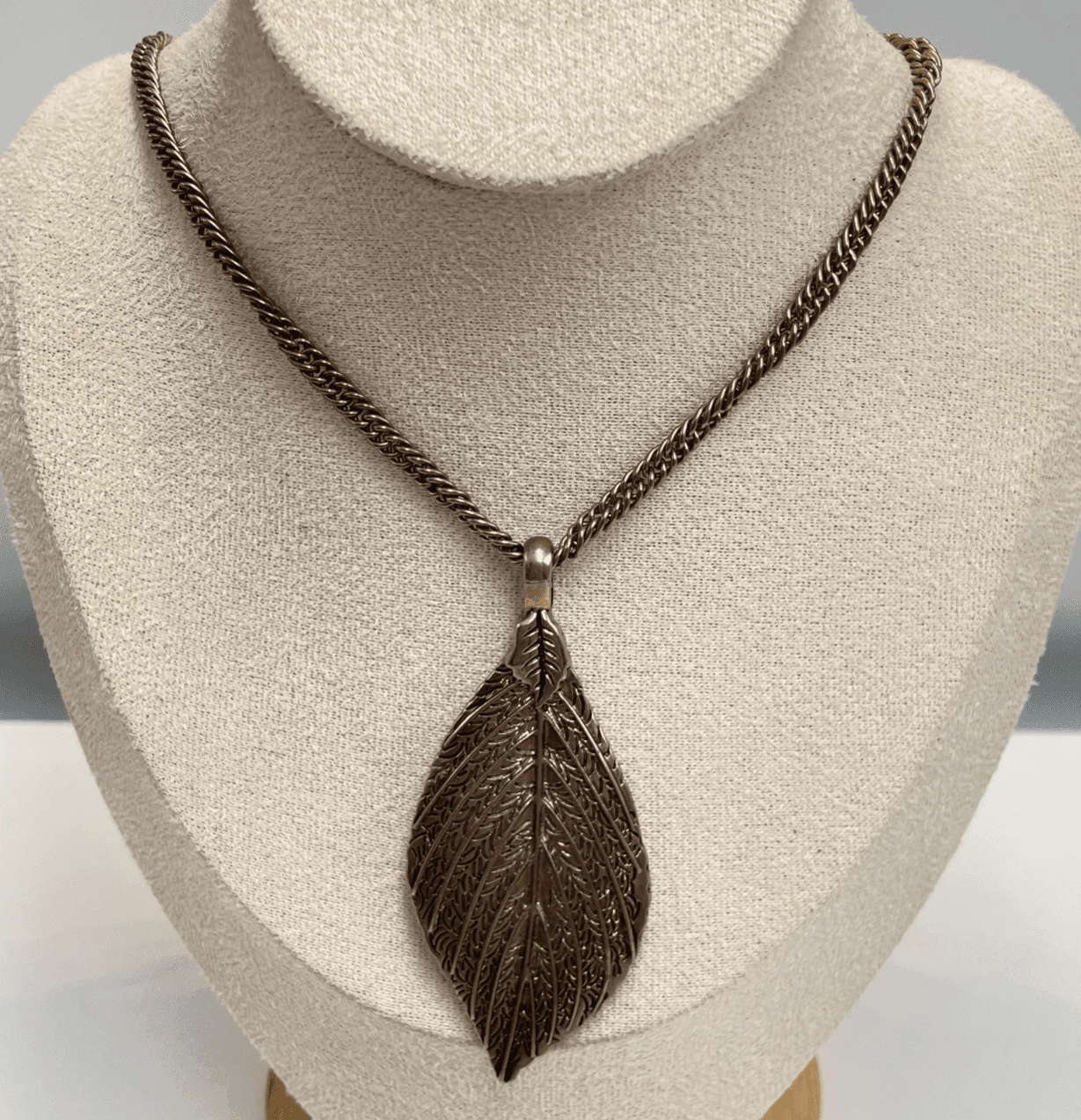 Vintage 90s Bronze Tone Etched Leaf Pendant Necklace Curb Chain Boho Jewelry - Thumbnail 2