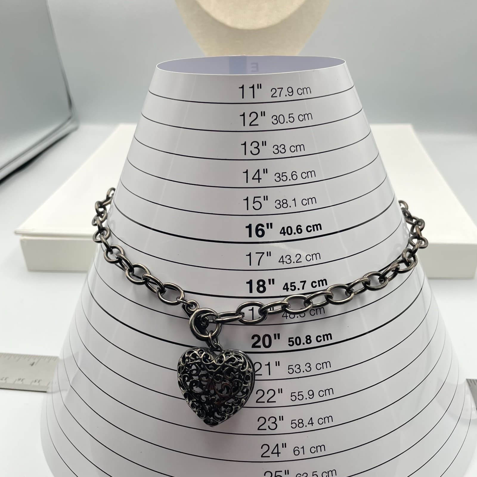 Vintage 90s Gunmetal Tone Filigree Oval Link Chain Heart Pendant Necklace - Thumbnail 7