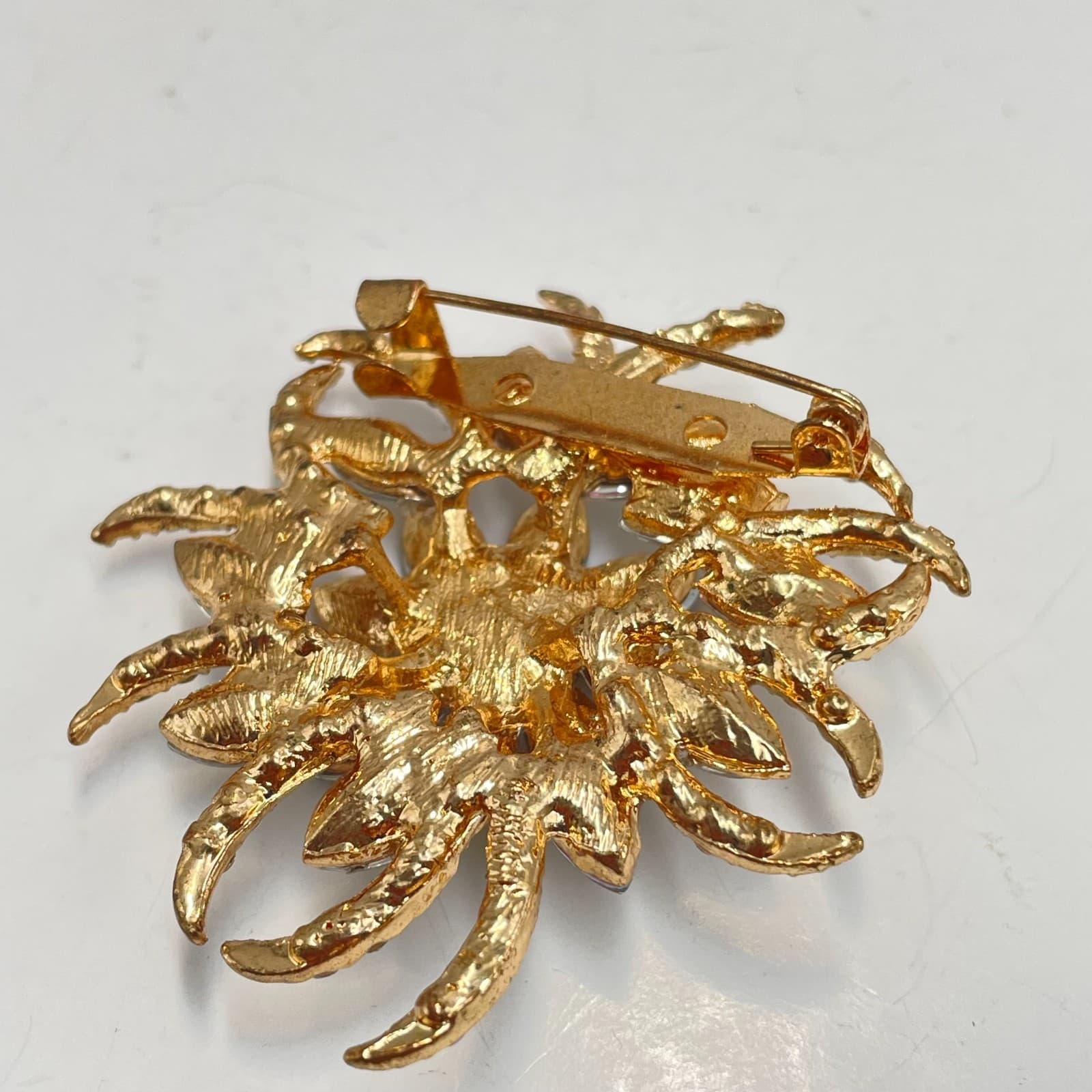 Vintage 90s Gold Tone Aurora Borealis White Glass Flower Brooch Pin Jewelry - Thumbnail 4