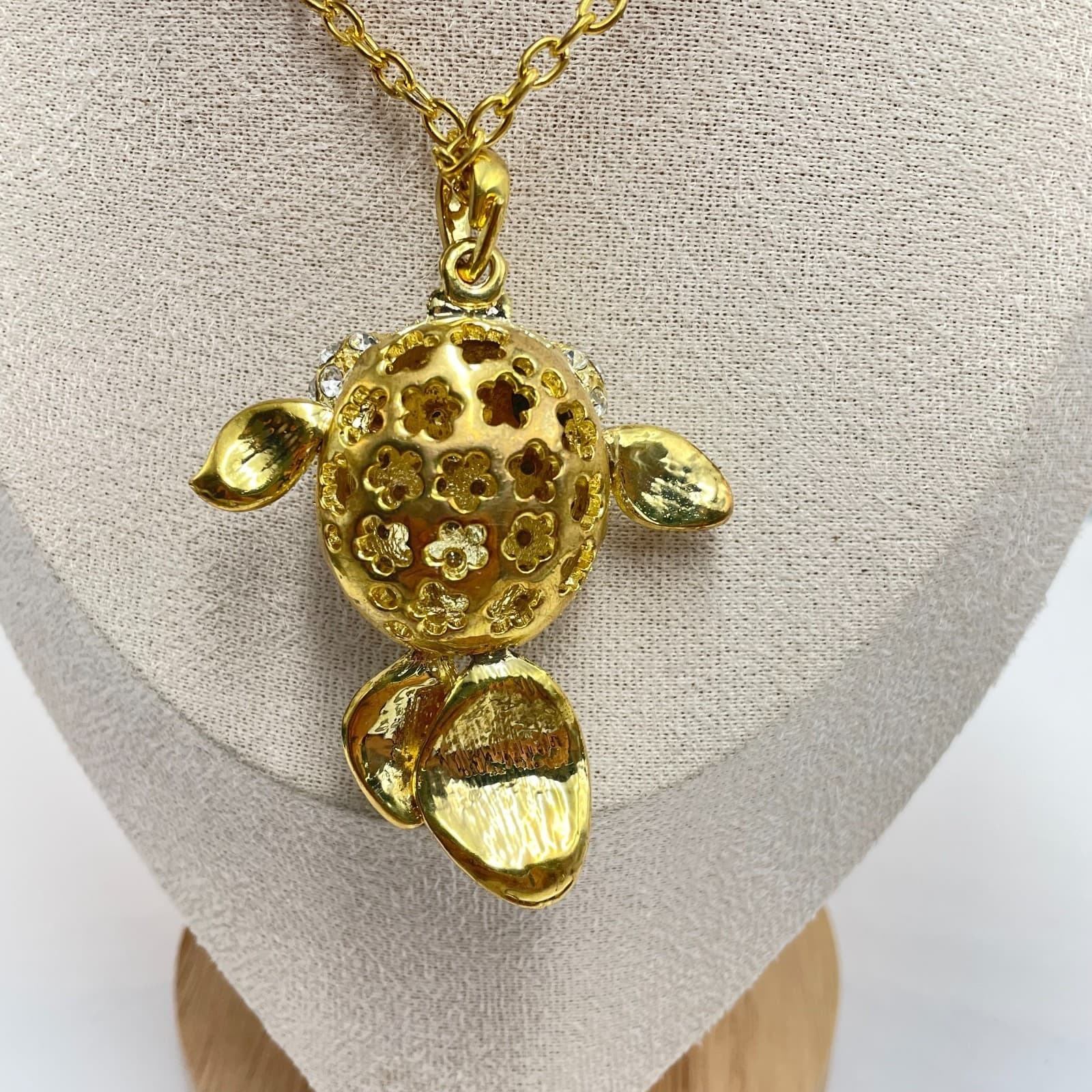 Vintage 90s Gold Tone Fish Pendant Necklace Clear Glass Classic Fashion Jewelry - Thumbnail 4