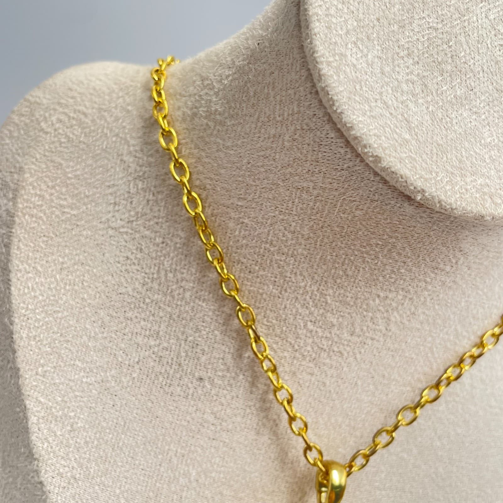 Vintage 90s Gold Tone Fish Pendant Necklace Clear Glass Classic Fashion Jewelry - Thumbnail 3