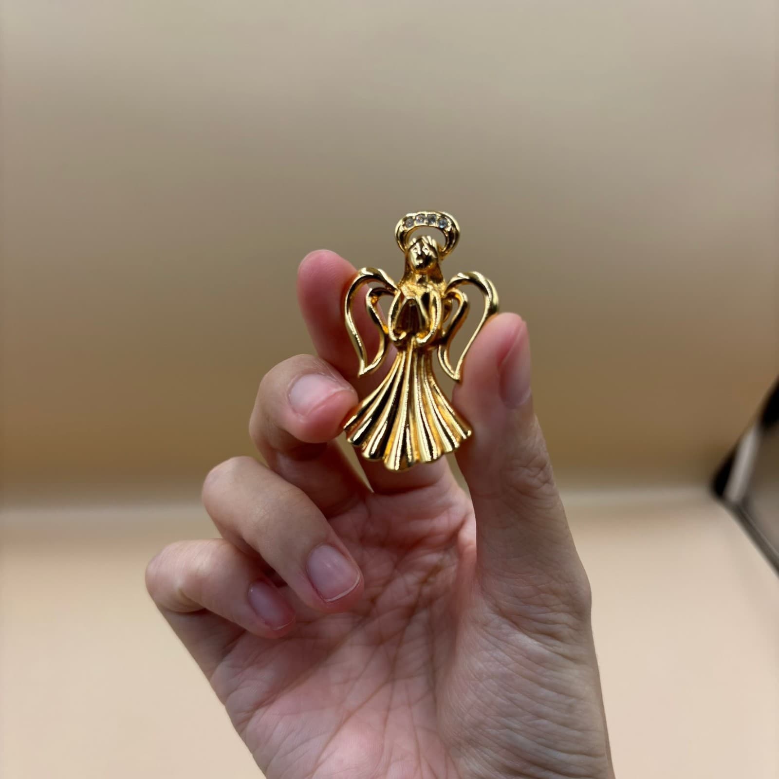 Vintage Praying Guardian Angel Singing Gold Tone Lapel Pin With Diamond - Thumbnail 4