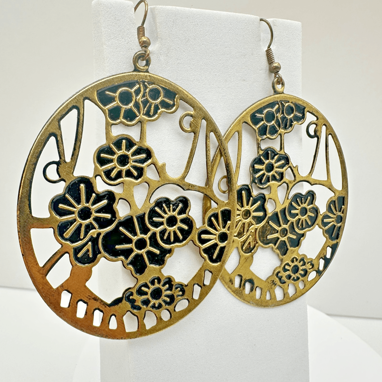 VTG Black Floral Openwork Dangle Earrings Gold Tone Women's Jewellery - Thumbnail 3