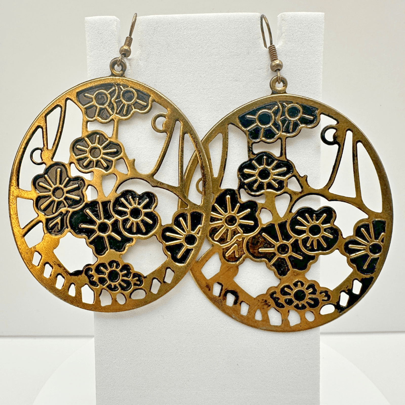 VTG Black Floral Openwork Dangle Earrings Gold Tone Women's Jewellery - Image 1