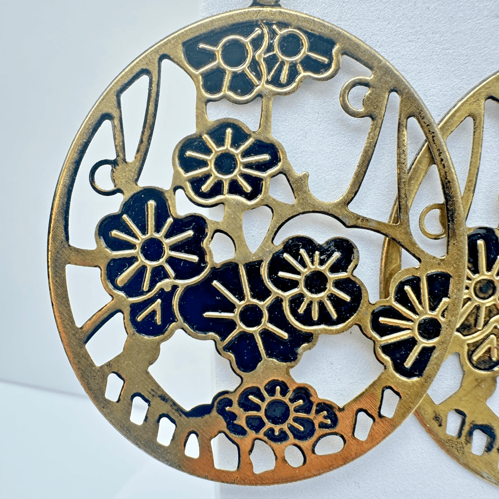 VTG Black Floral Openwork Dangle Earrings Gold Tone Women's Jewellery - Thumbnail 4