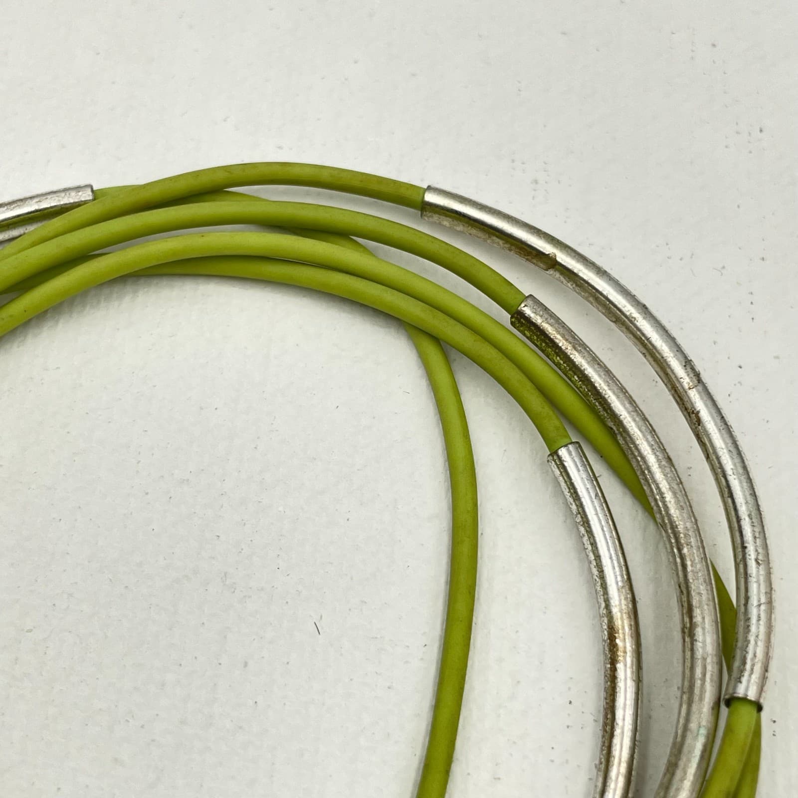 Vintage Y2K Lime Green Rubber Floral Charms Beaded Silver Tone Wire Bangle Set - Thumbnail 3