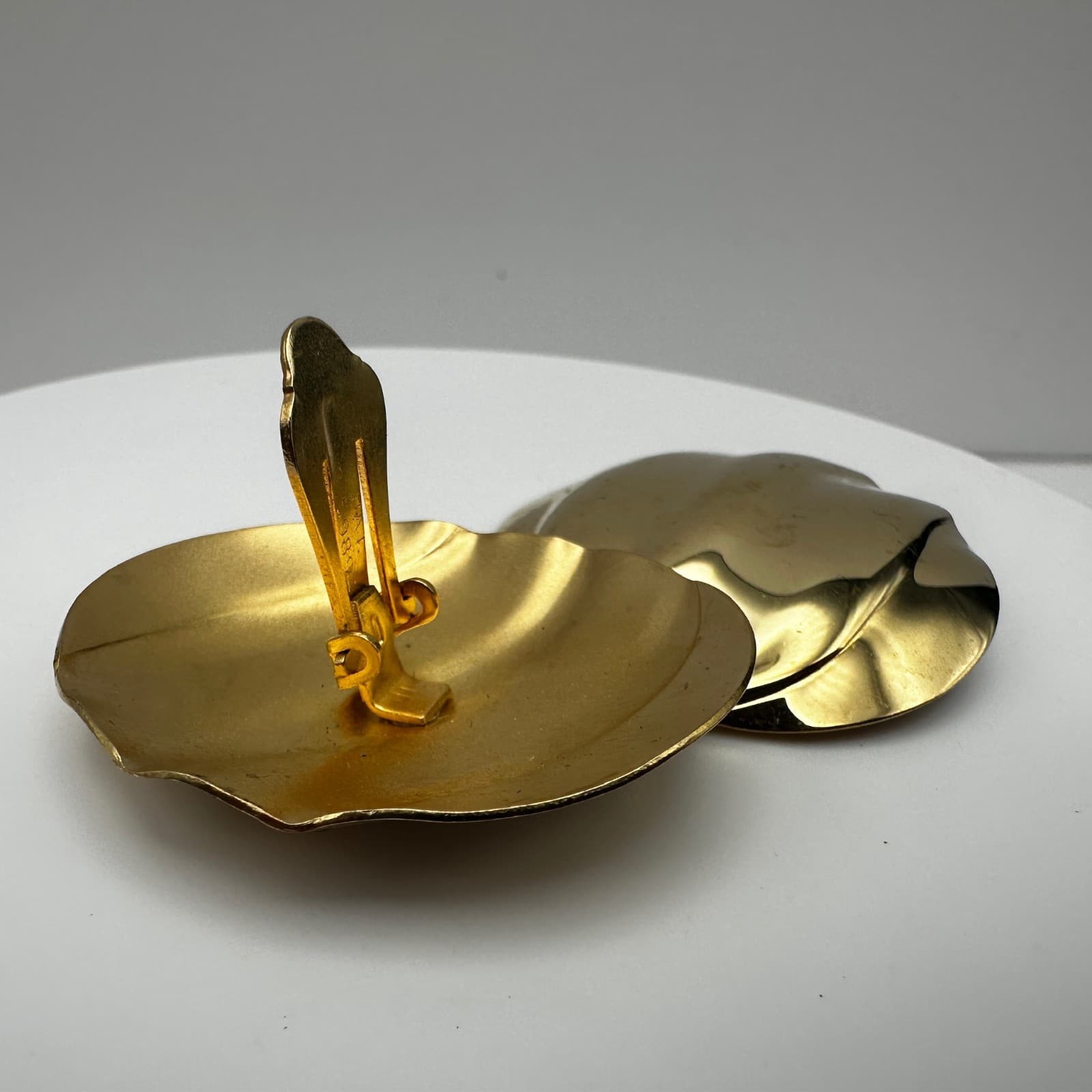 Vintage 90s Gold Tone Wavy Oval strand Brutalist Earrings Chunky Clip On Jewelry - Thumbnail 5