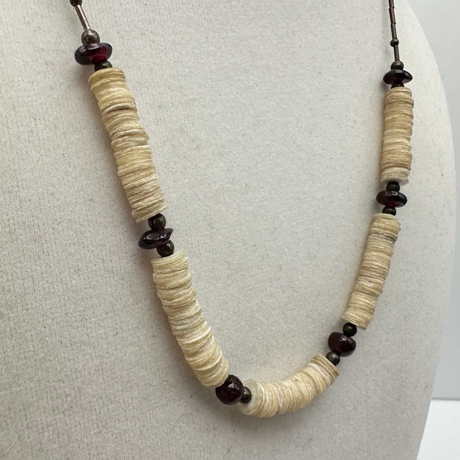 Vintage Off-White Shell Heishi Necklace Red Glass Beaded Women's Jewellery - Thumbnail 2