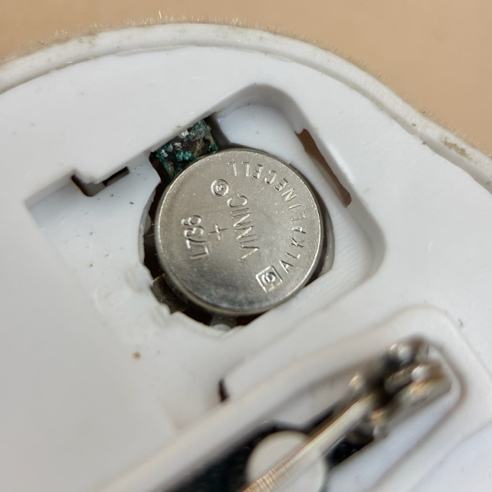 Vintage Avon Flocked White Cat Christmas Ornament Brooch Pin Musical 90s - Thumbnail 4