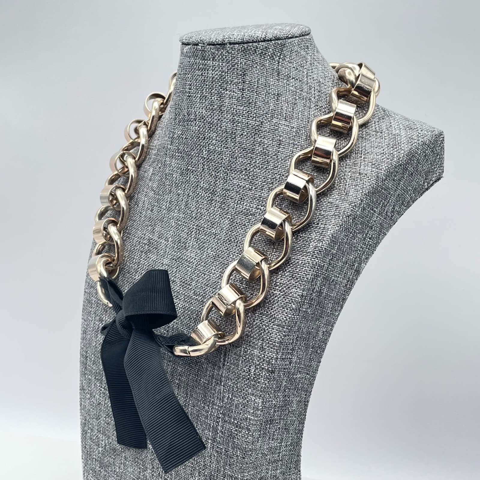 Vintage 90s Chunky Gold Tone Chain Necklace Black Ribbon Bow Accent Jewelry - Thumbnail 4