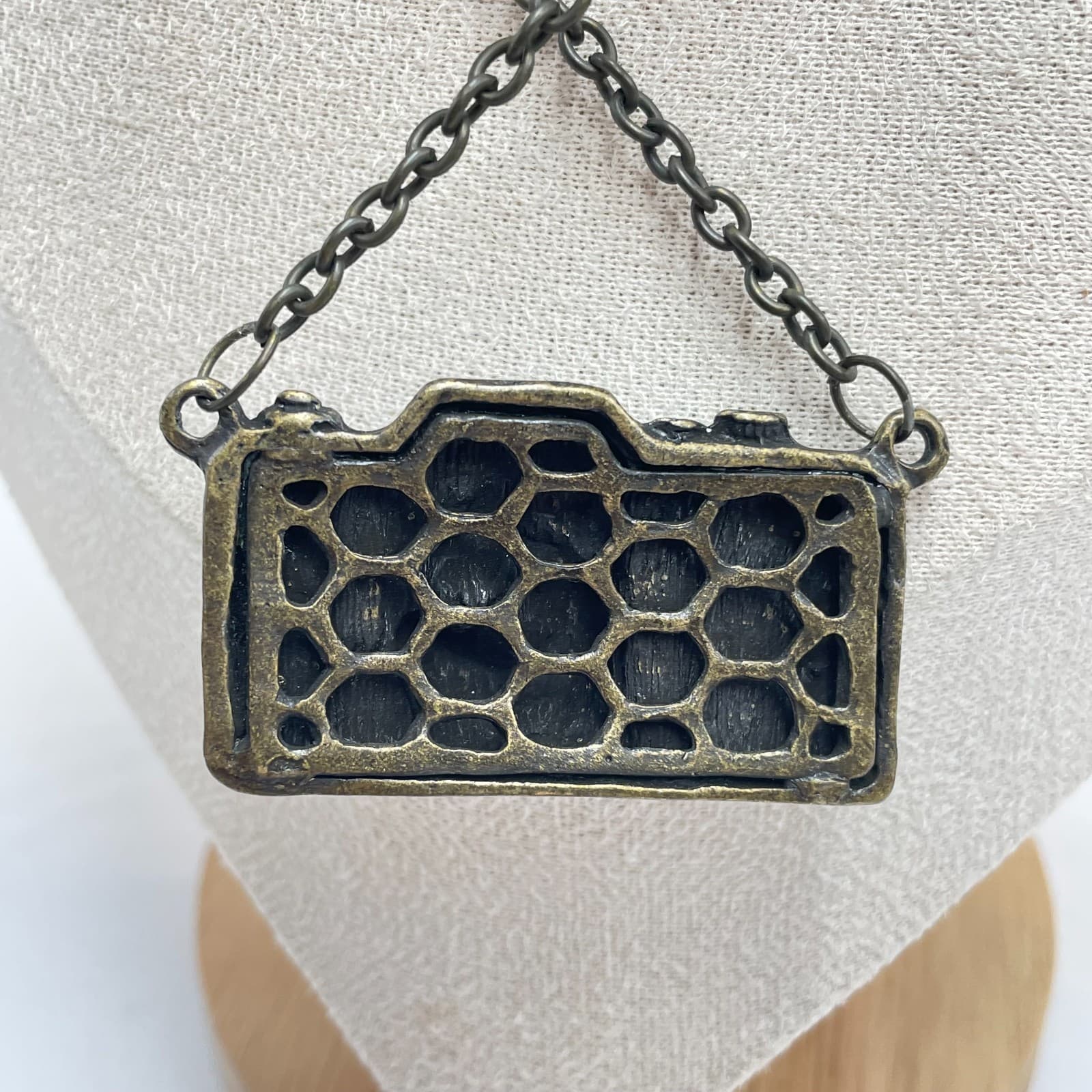 Vintage 90s Camera Pendant Necklace Bronze Tone Glass Stone Photographer Gift - Thumbnail 5