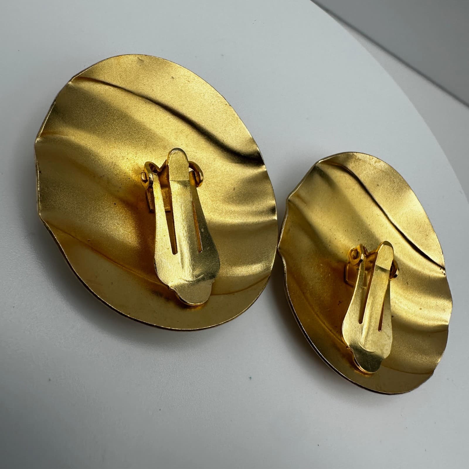 Vintage 90s Gold Tone Wavy Oval strand Brutalist Earrings Chunky Clip On Jewelry - Thumbnail 4