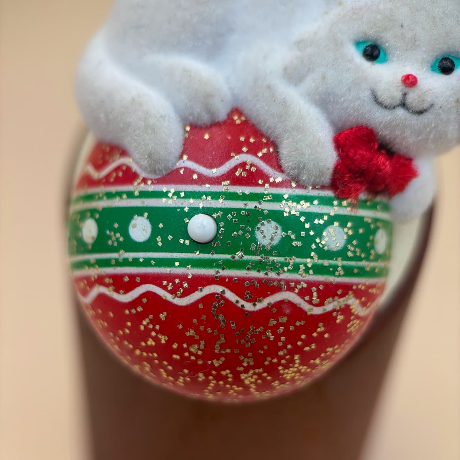 Vintage Avon Flocked White Cat Christmas Ornament Brooch Pin Musical 90s - Thumbnail 2