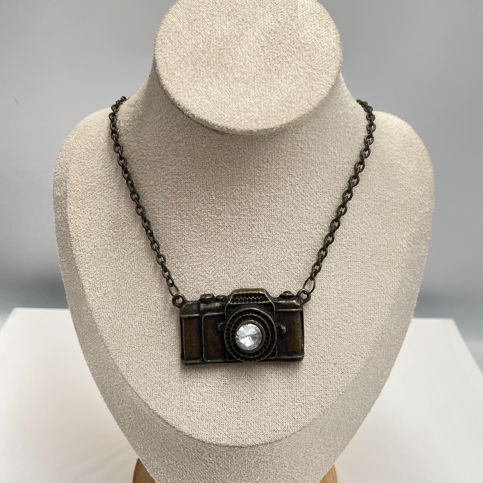 Vintage 90s Camera Pendant Necklace Bronze Tone Glass Stone Photographer Gift - Thumbnail 2