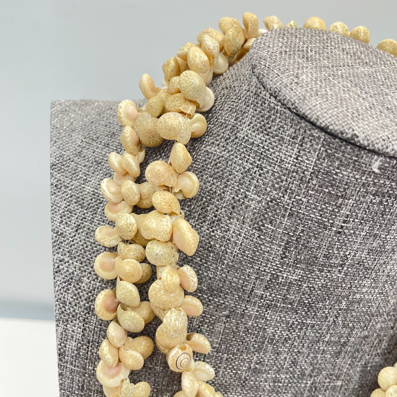 Vintage 80s Cream Shell Lei Strand Necklace Boho Classic Fashion Women's Jewelry - Thumbnail 2