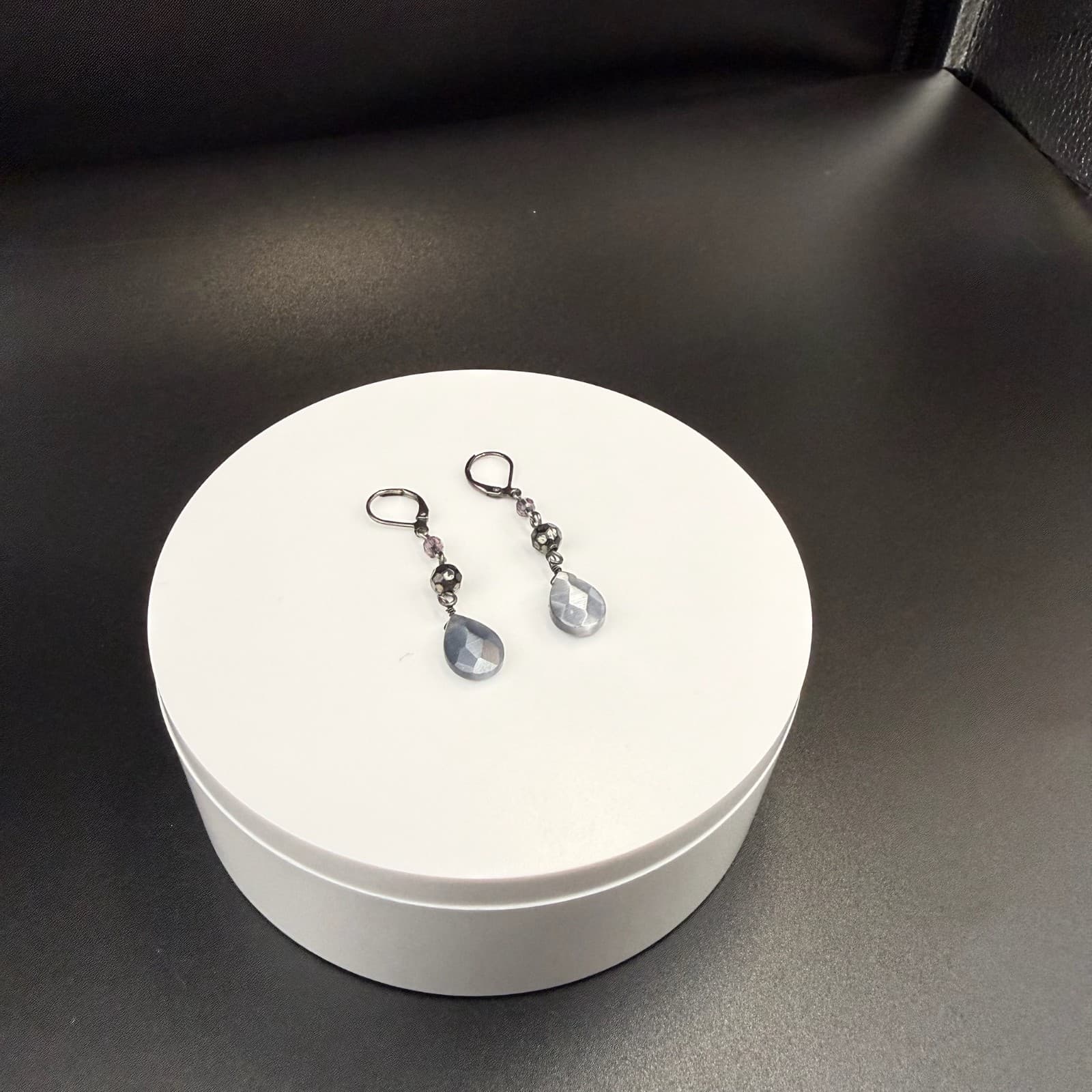 Vintage Faceted Gray Modern Classic Leverback Beaded Teardrop Dangle Earrings - Thumbnail 3