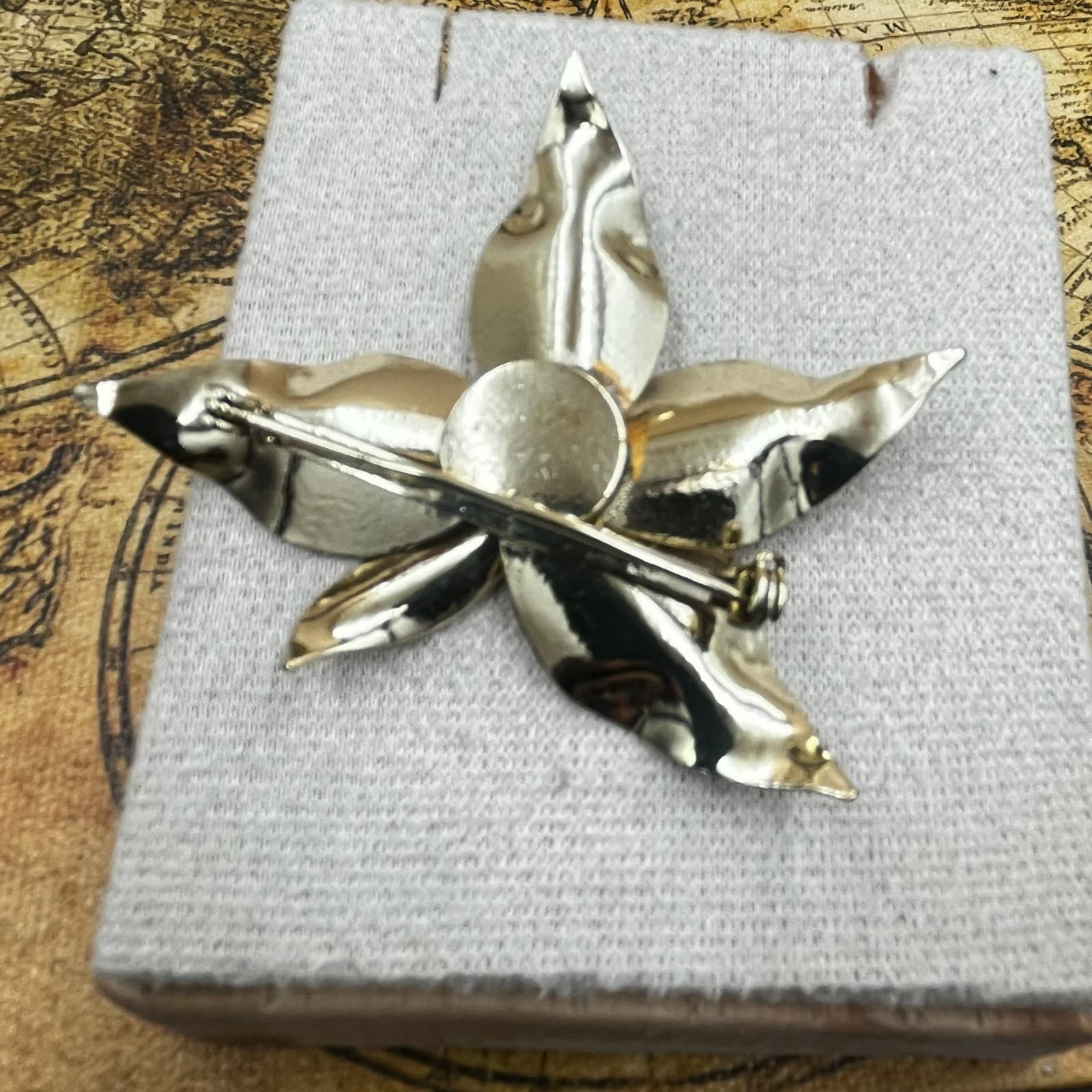 Vintage Silver Tone Textured Leaf Brooch Pin Classic Shiny Floral Design - Thumbnail 3