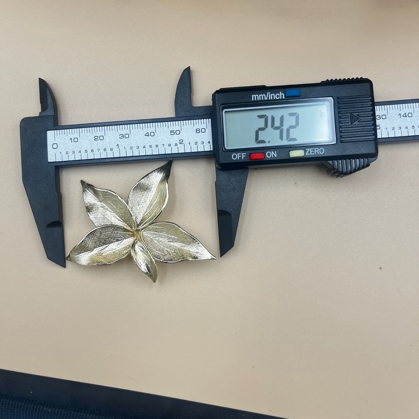 Vintage Silver Tone Textured Leaf Brooch Pin Classic Shiny Floral Design - Thumbnail 7