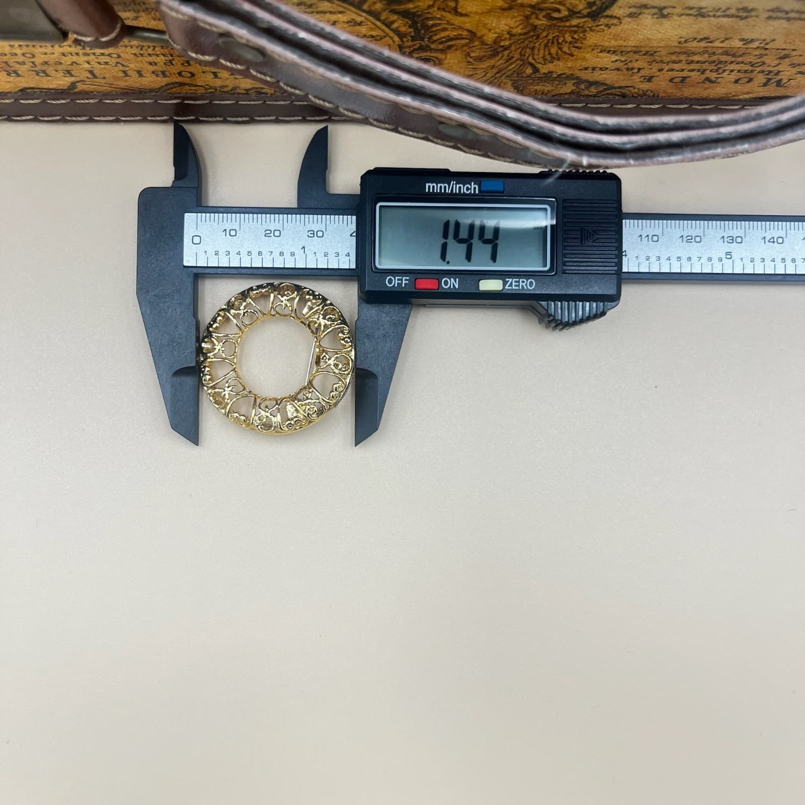 Vintage Vintage-Style Gold Tone Round Wreath Brooch Pin for Women - Thumbnail 6