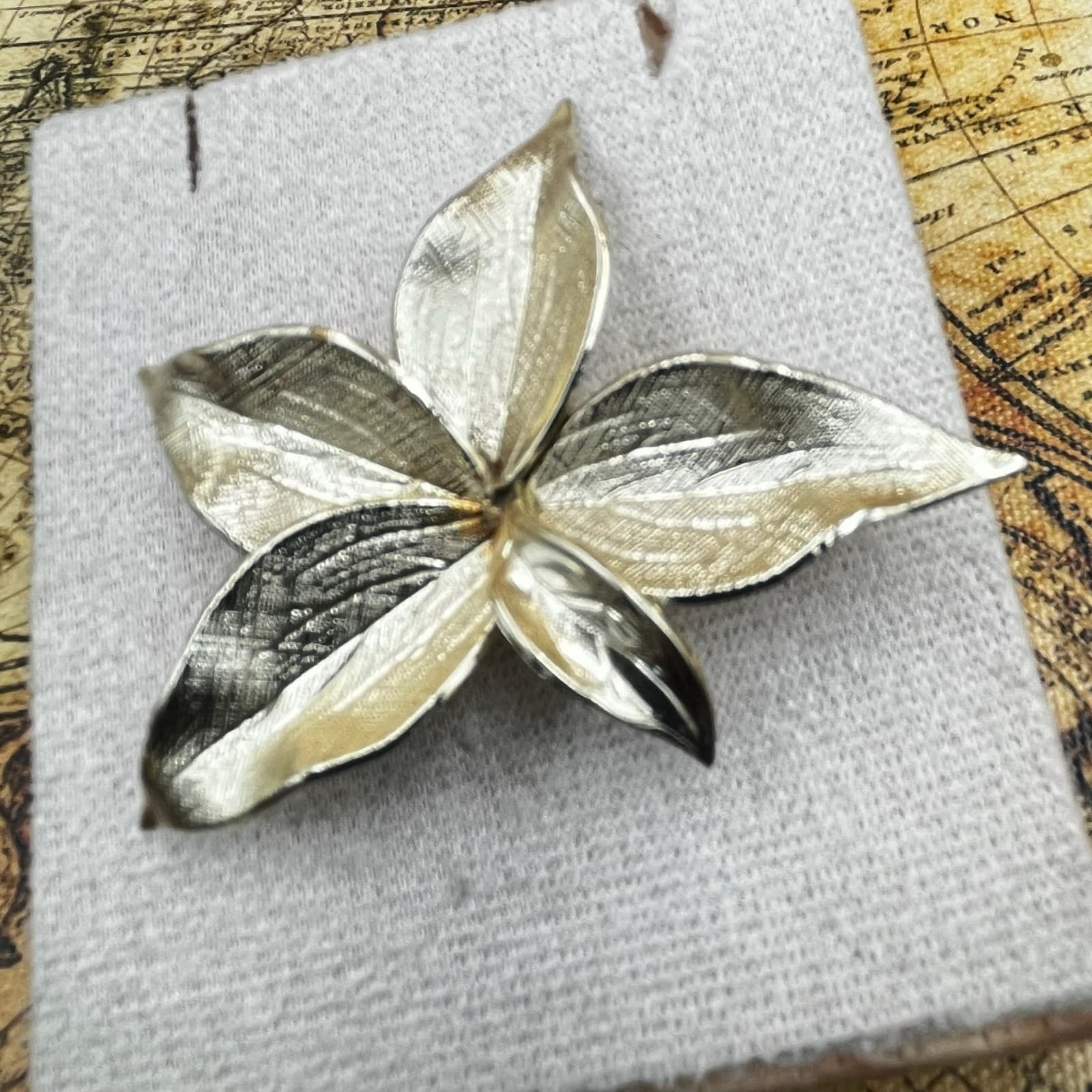 Vintage Silver Tone Textured Leaf Brooch Pin Classic Shiny Floral Design - Thumbnail 2