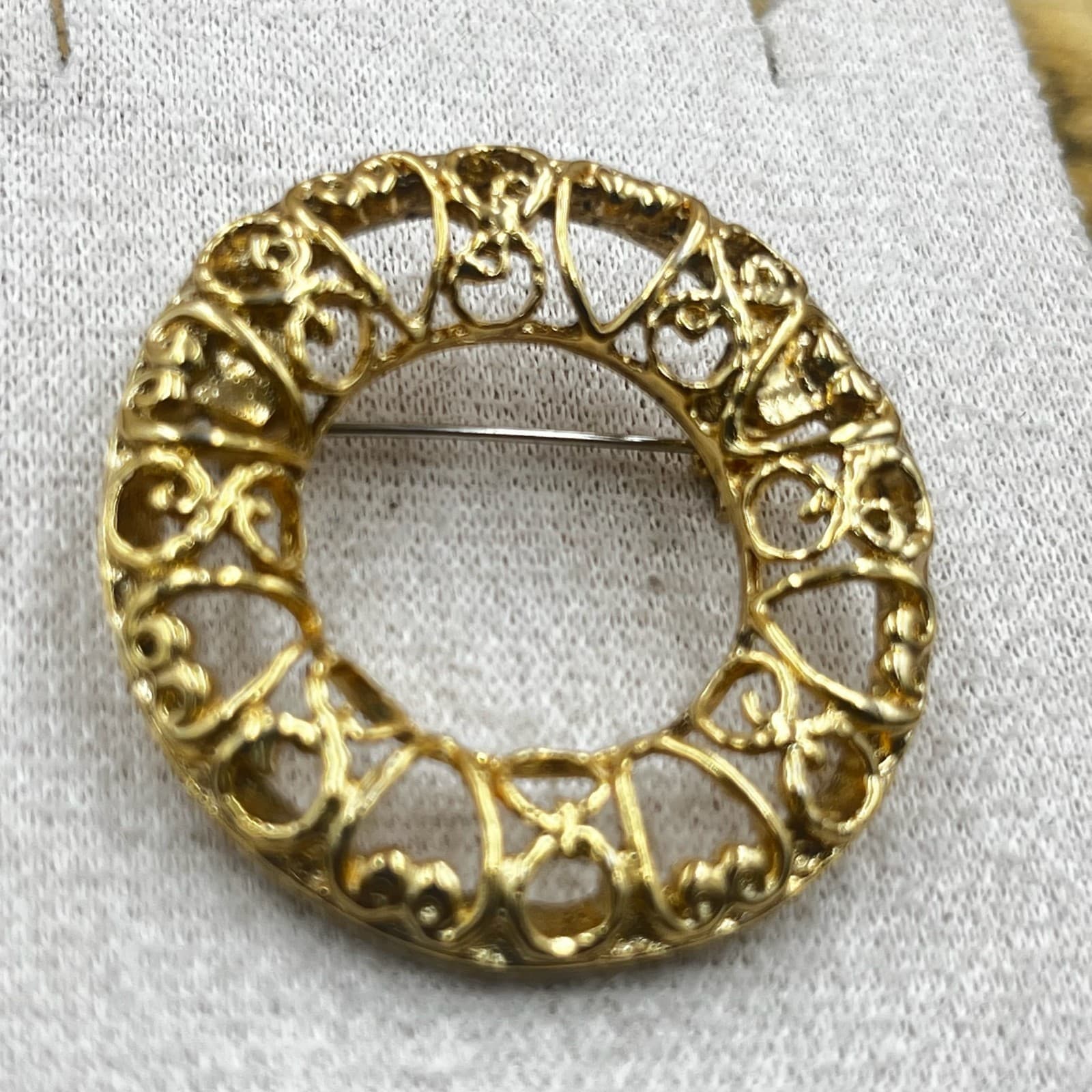 Vintage Vintage-Style Gold Tone Round Wreath Brooch Pin for Women - Thumbnail 2