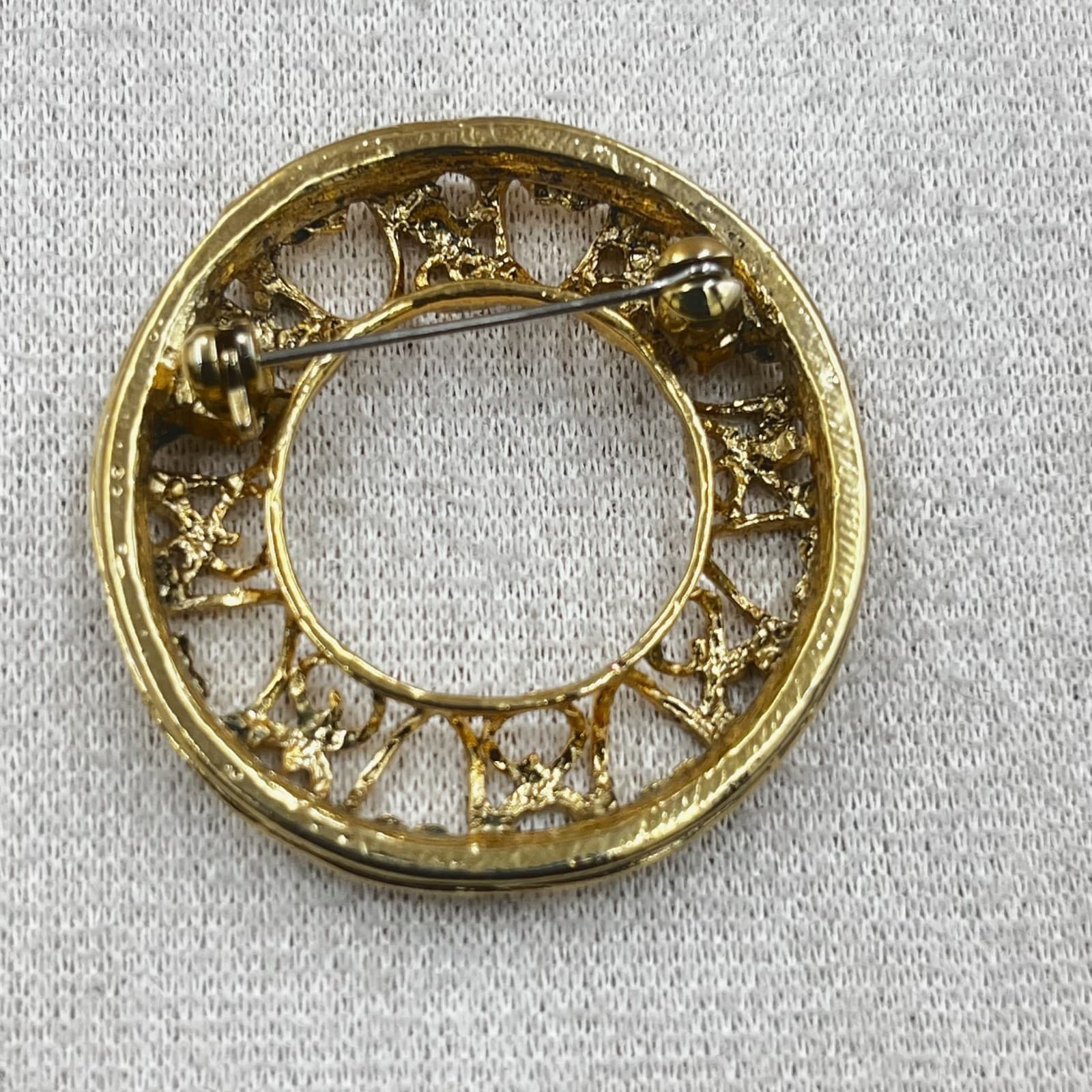 Vintage Vintage-Style Gold Tone Round Wreath Brooch Pin for Women - Thumbnail 3
