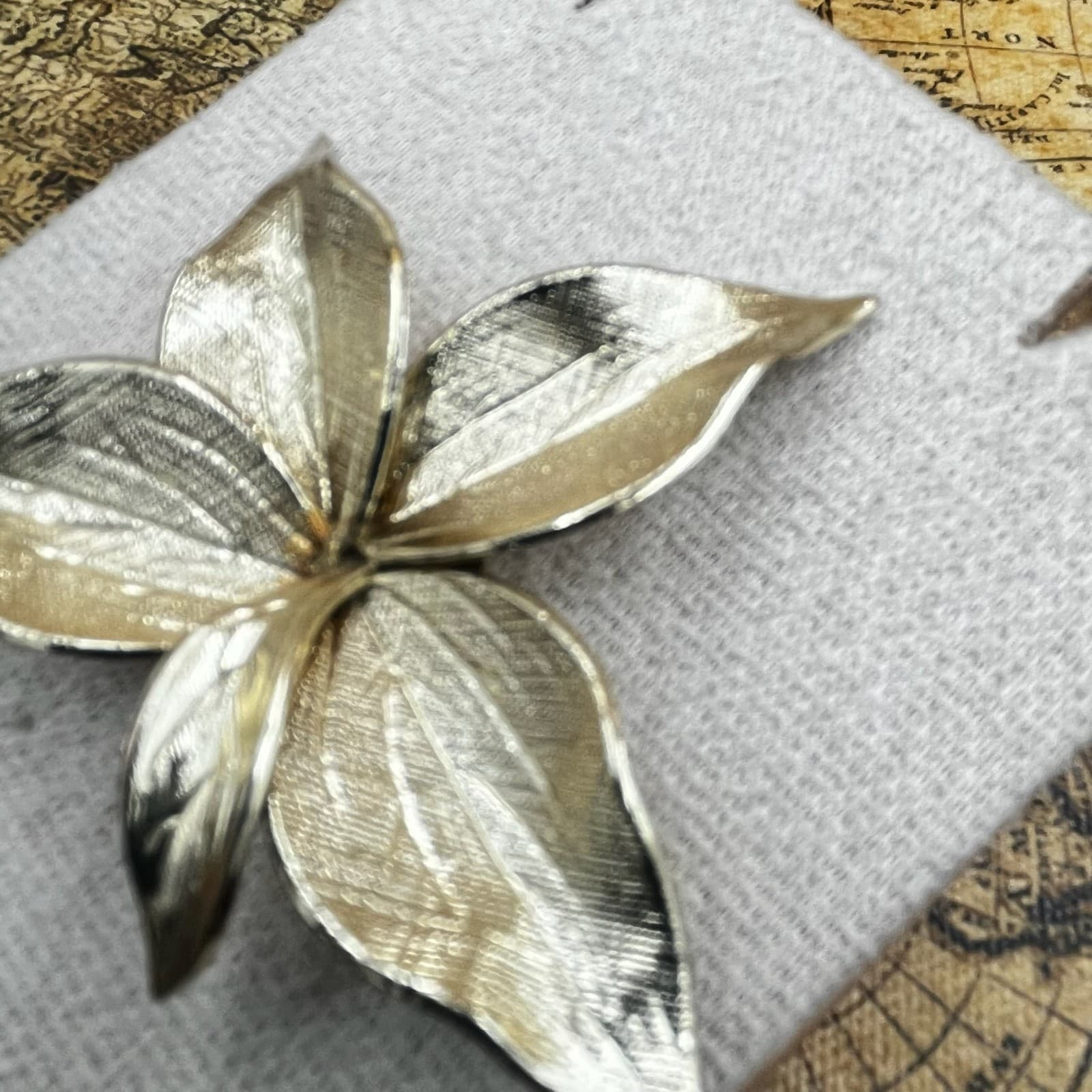 Vintage Silver Tone Textured Leaf Brooch Pin Classic Shiny Floral Design - Thumbnail 4