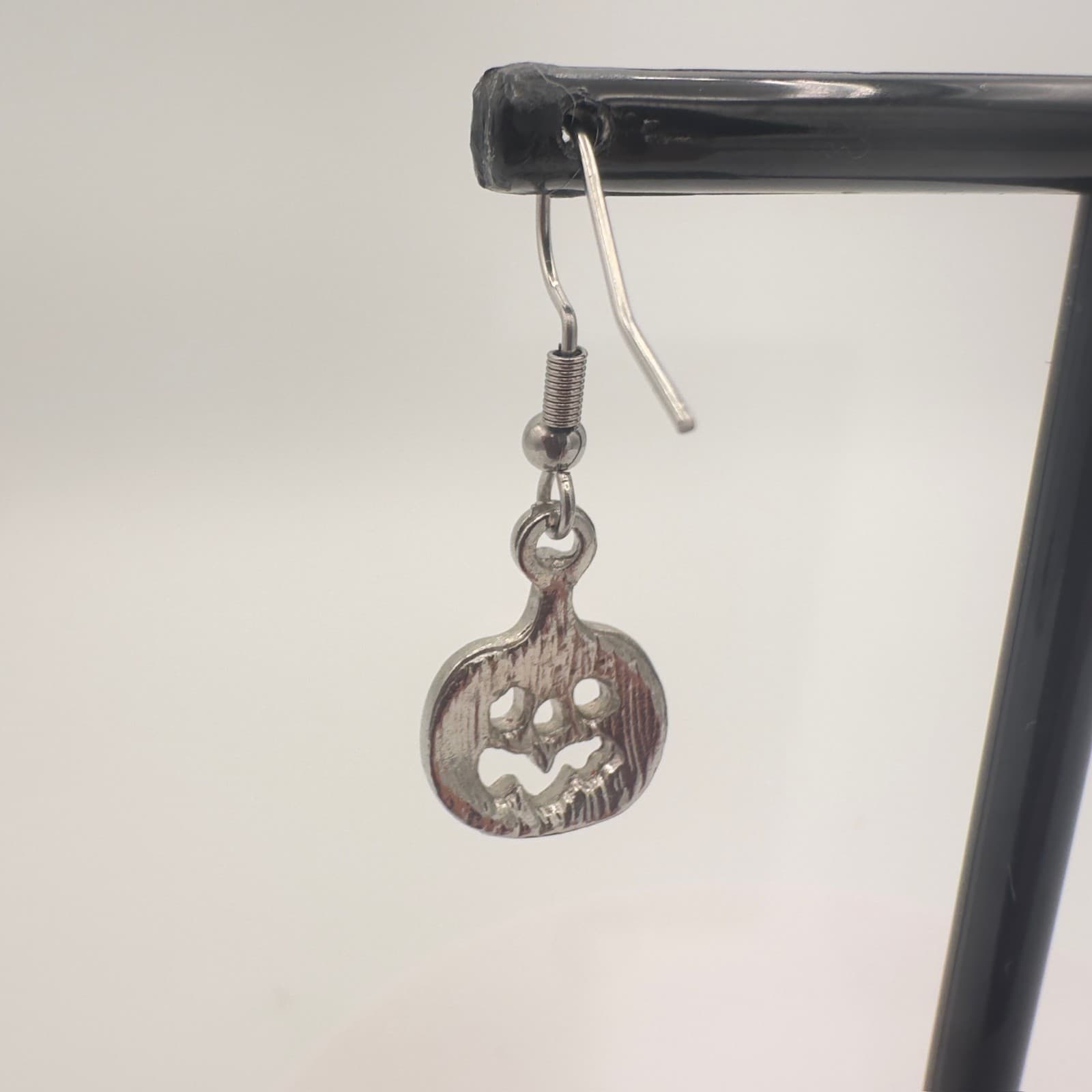 Vintage Halloween Jack-O’-Lantern Enamel Earrings Single Silver-Tone Dangle - Thumbnail 6