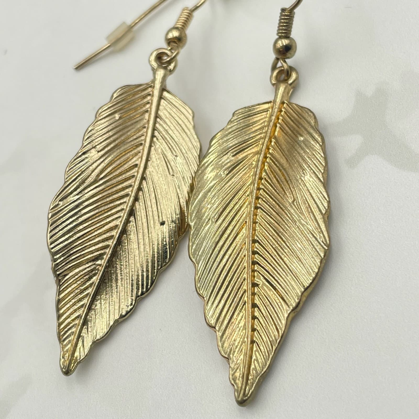 Vintage Gold Tone Leaf Feather Dangle Earrings Long Hook Lightweight Boho Hippie - Thumbnail 3