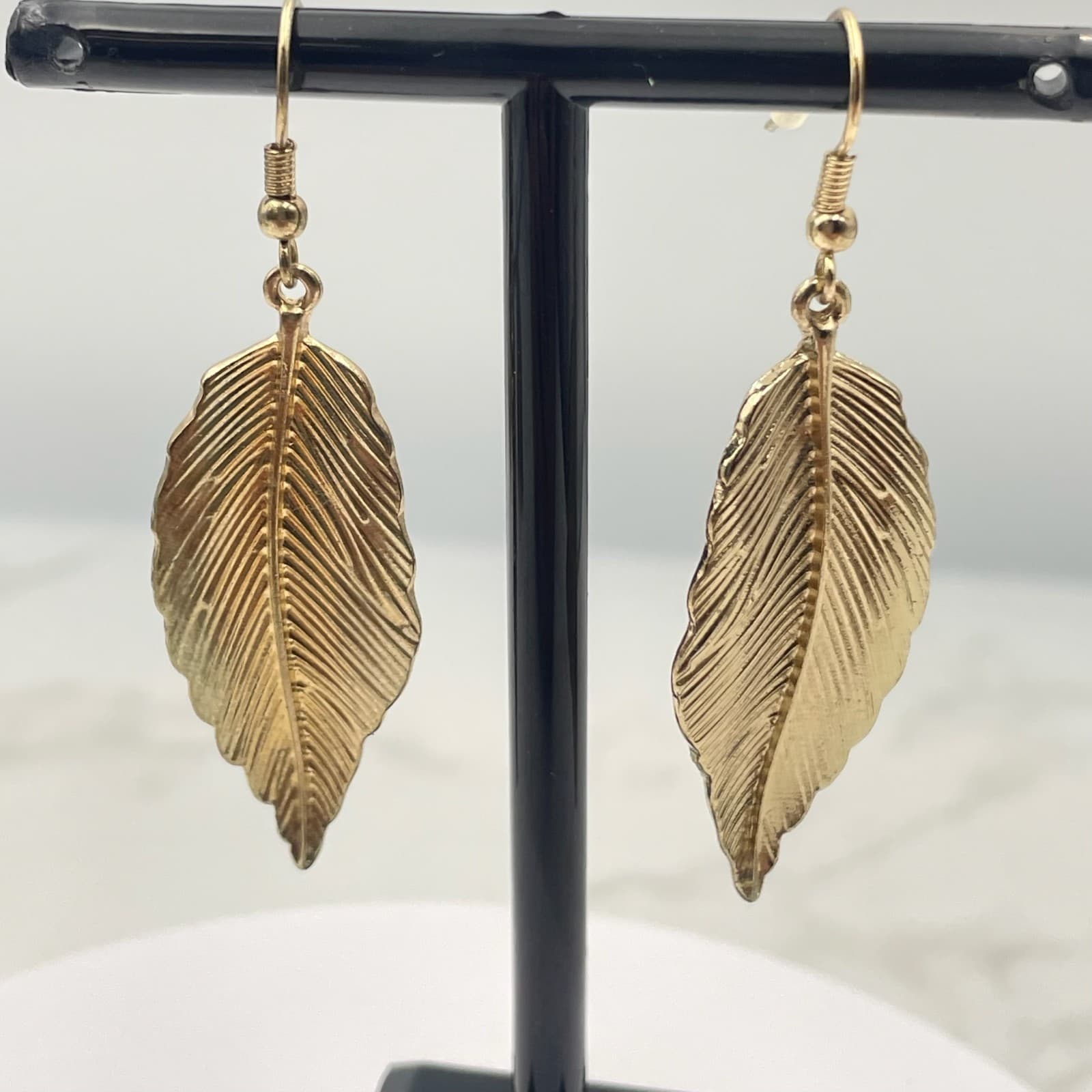 Vintage Gold Tone Leaf Feather Dangle Earrings Long Hook Lightweight Boho Hippie - Thumbnail 8