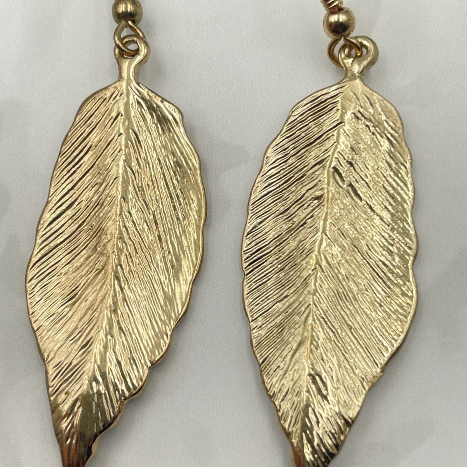 Vintage Gold Tone Leaf Feather Dangle Earrings Long Hook Lightweight Boho Hippie - Thumbnail 7