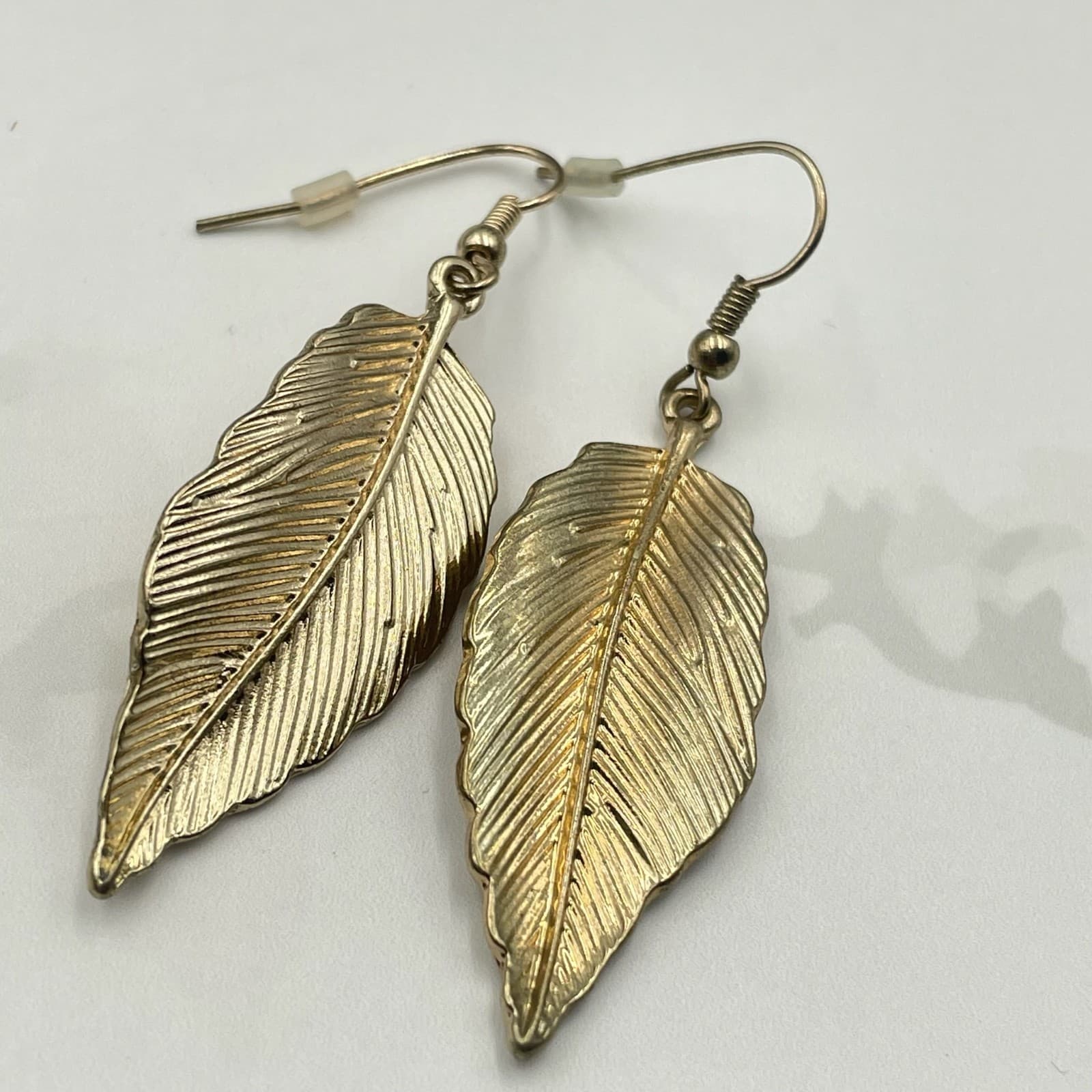 Vintage Gold Tone Leaf Feather Dangle Earrings Long Hook Lightweight Boho Hippie - Thumbnail 4