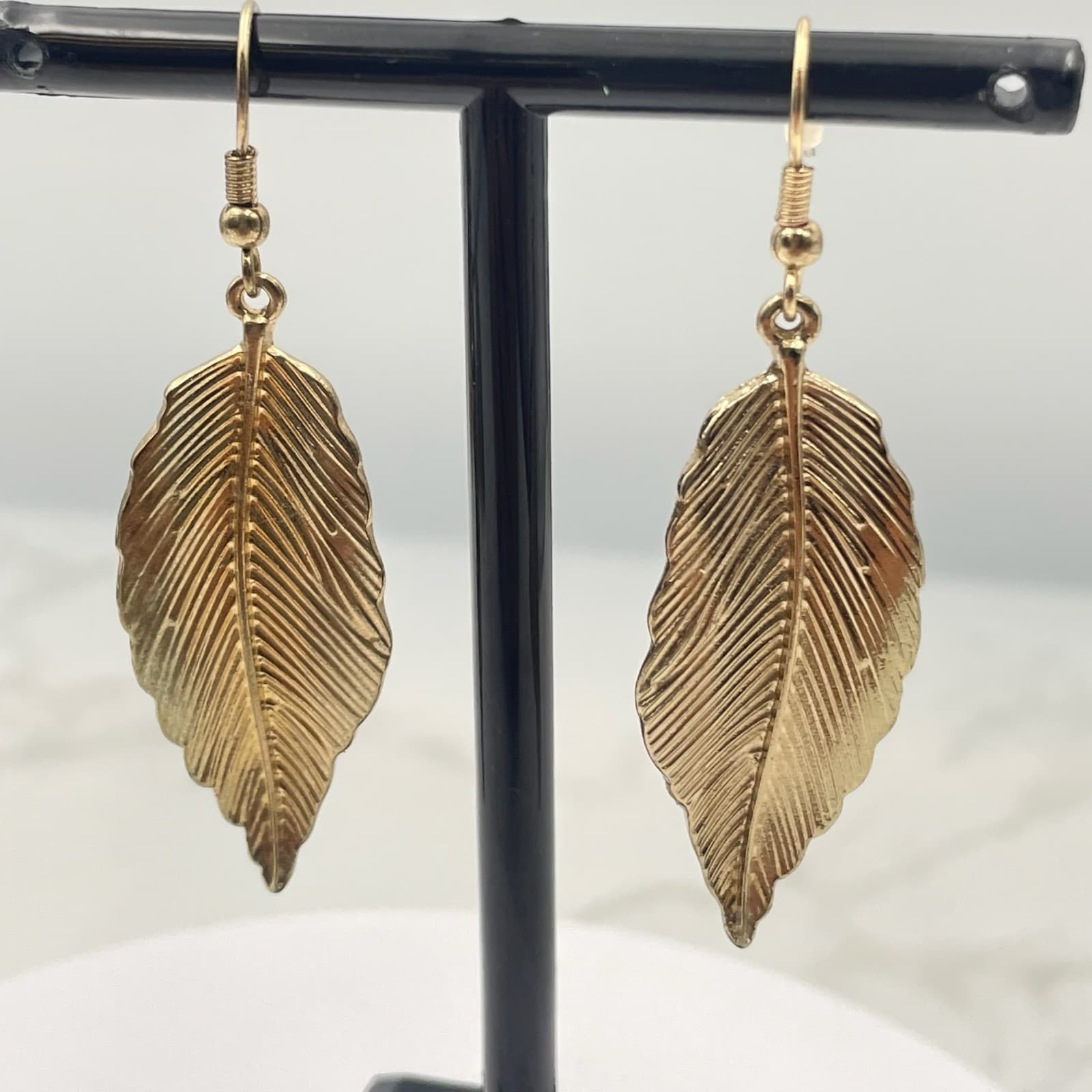 Vintage Gold Tone Leaf Feather Dangle Earrings Long Hook Lightweight Boho Hippie - Thumbnail 9