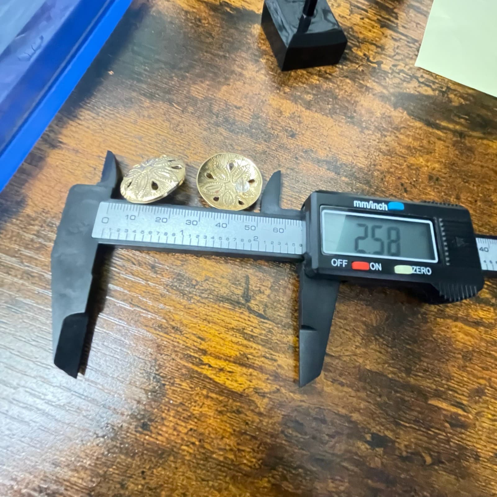 Vintage VTG Gold Tone Sand Dollar Earrings Post Back Beach Sea Life Jewelry - Thumbnail 2