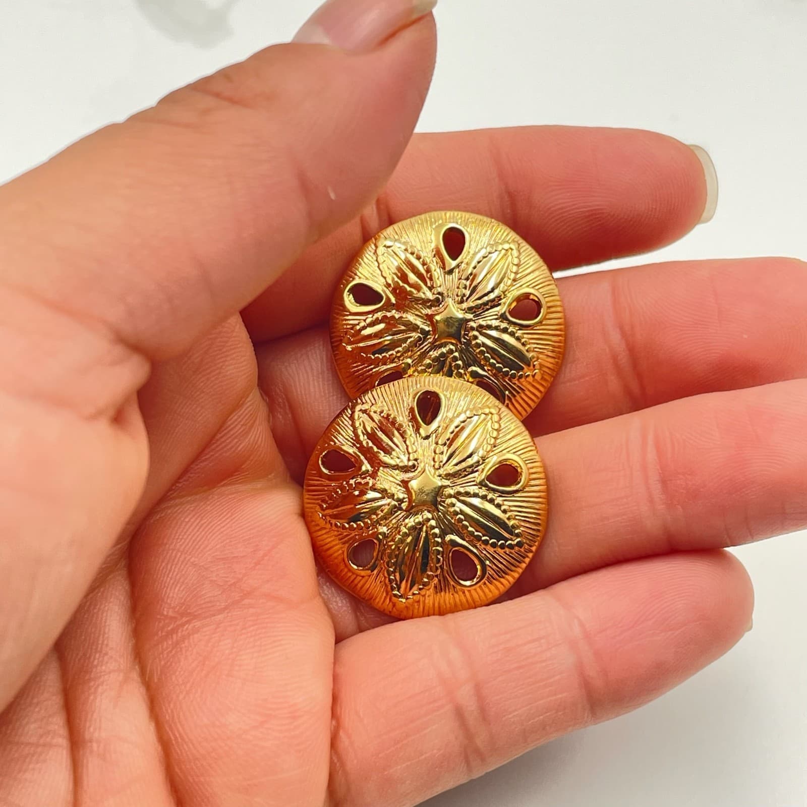 Vintage VTG Gold Tone Sand Dollar Earrings Post Back Beach Sea Life Jewelry - Thumbnail 3
