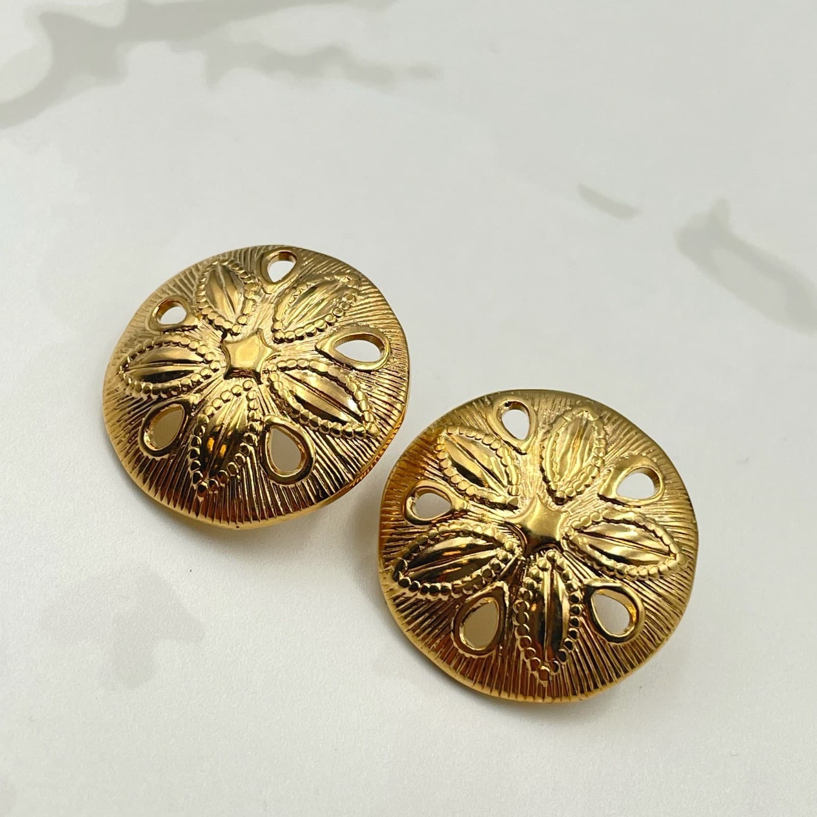 Vintage VTG Gold Tone Sand Dollar Earrings Post Back Beach Sea Life Jewelry - Image 1